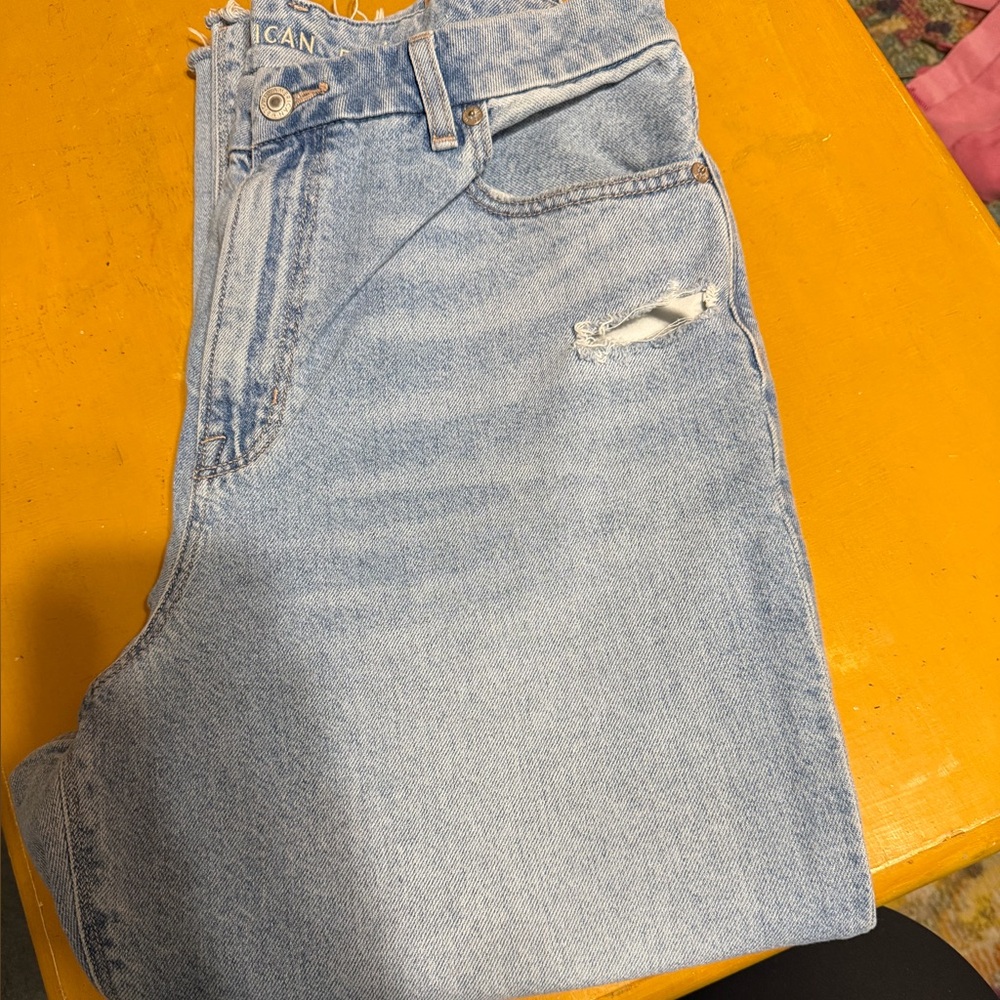 AE Strigid Curvy Ripped Mom Jean
14 extra short